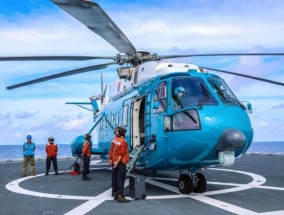 南海某海空域，数架战机呼啸升空……