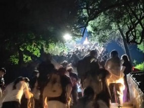 泰山陪爬火了，包登顶，一单能挣100元，女客户居多，单子接不过来