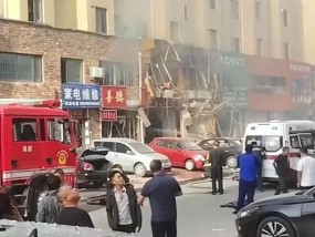 辽宁一饭店清晨突发爆炸，门面炸出大空洞，当地回应