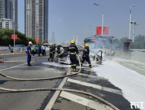 突发！一辆汽车撞上执勤警车两车瞬间发生剧烈燃烧